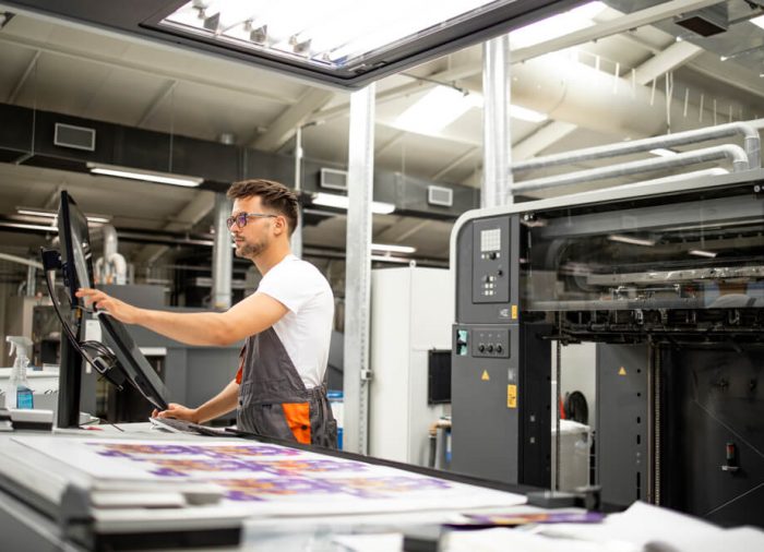 Druk wielkoformatowy — jakie urządzenia muszą pojawić się w drukarni?
