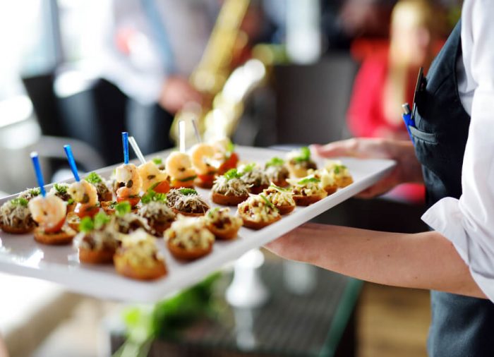 Jak wybrać catering na imprezę firmową?
