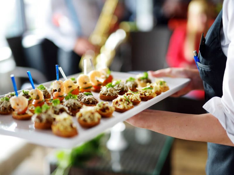 Jak wybrać catering na imprezę firmową?